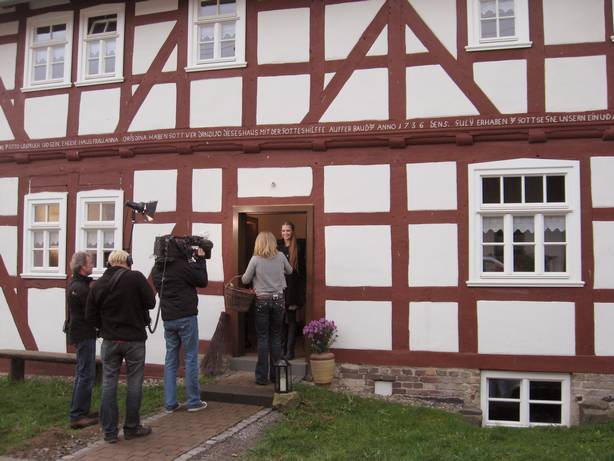 Laura Berlin, Kim Fischer und Team bei TV-Aufnahmen im Schneewittchendorf Bergfreiheit